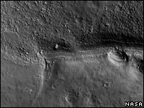 Probe returns first Mars pictures 