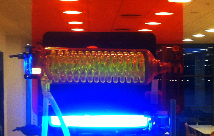 Stress-o-stat seen with fluorescent liquid setup