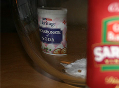 &copy; c-lab 2005, baking soda and vinegar