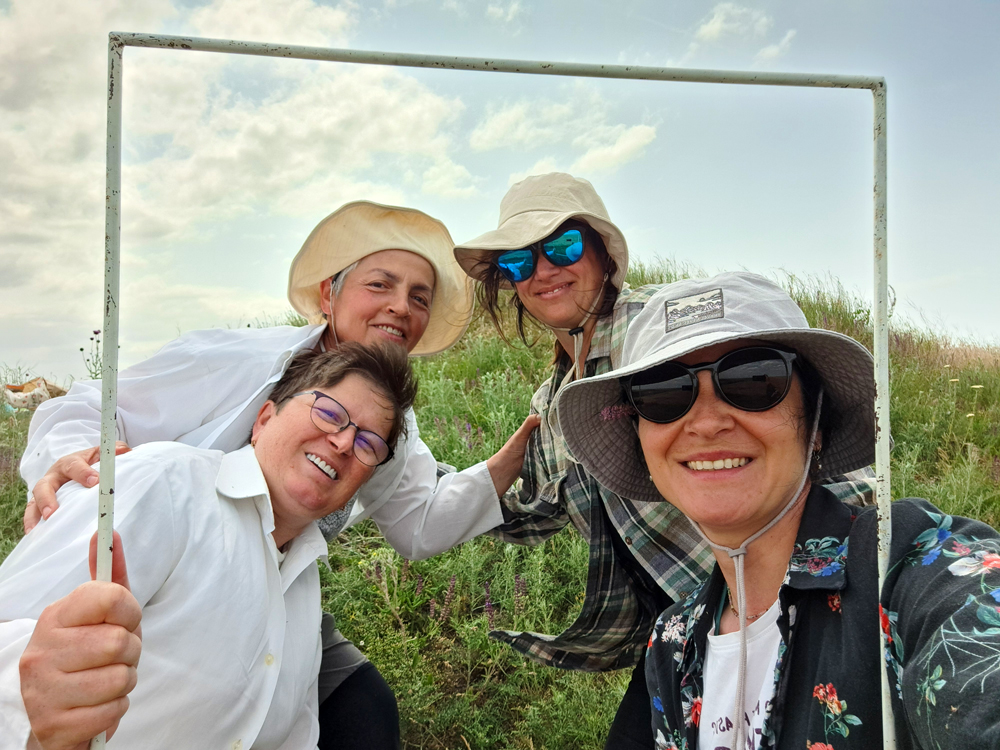 The ‘field fairies’ during our field studies on kurgan KI_RO. From left to right: Marilena Onete, Rodica Iosif, Laura Ci