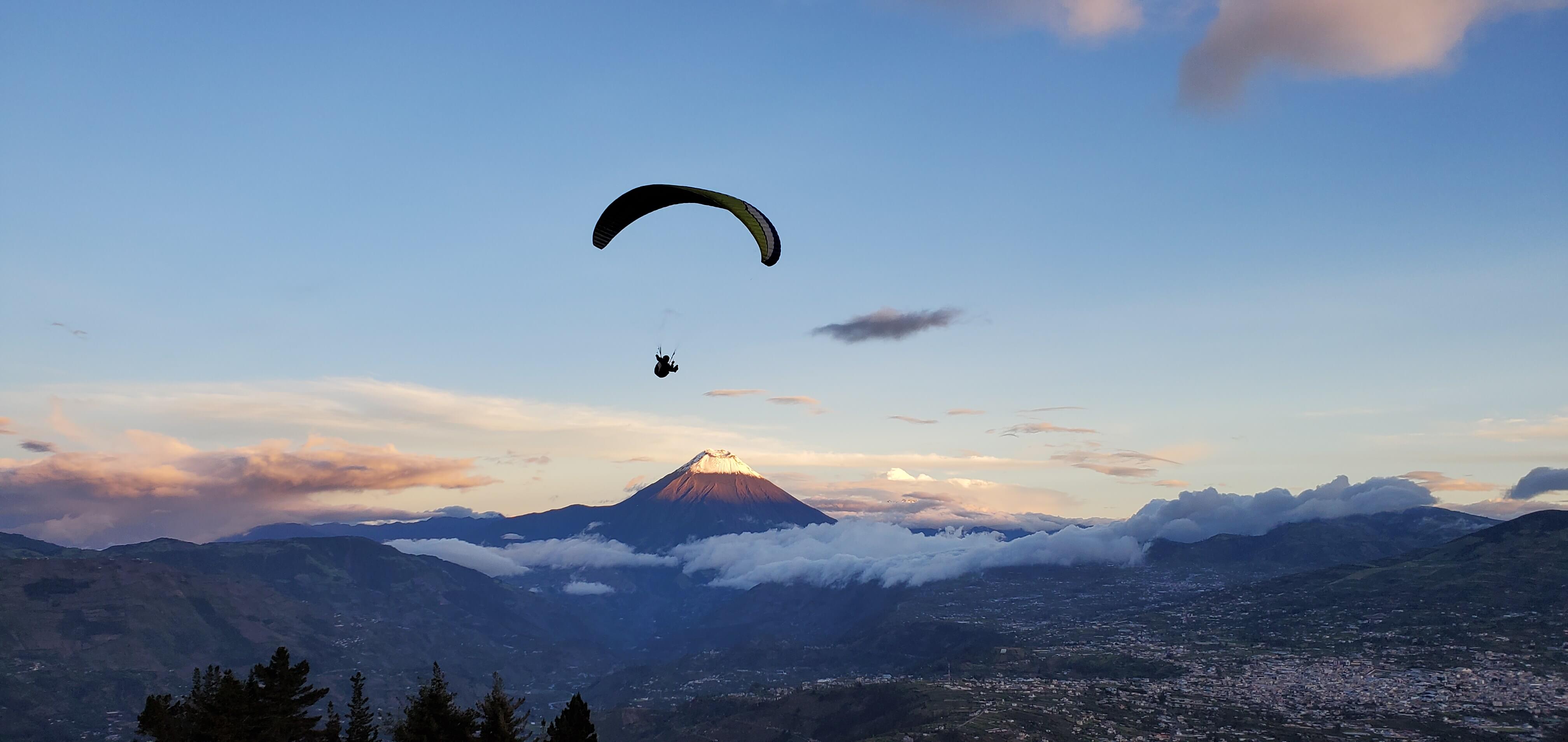 Paragliding flys in ecuador