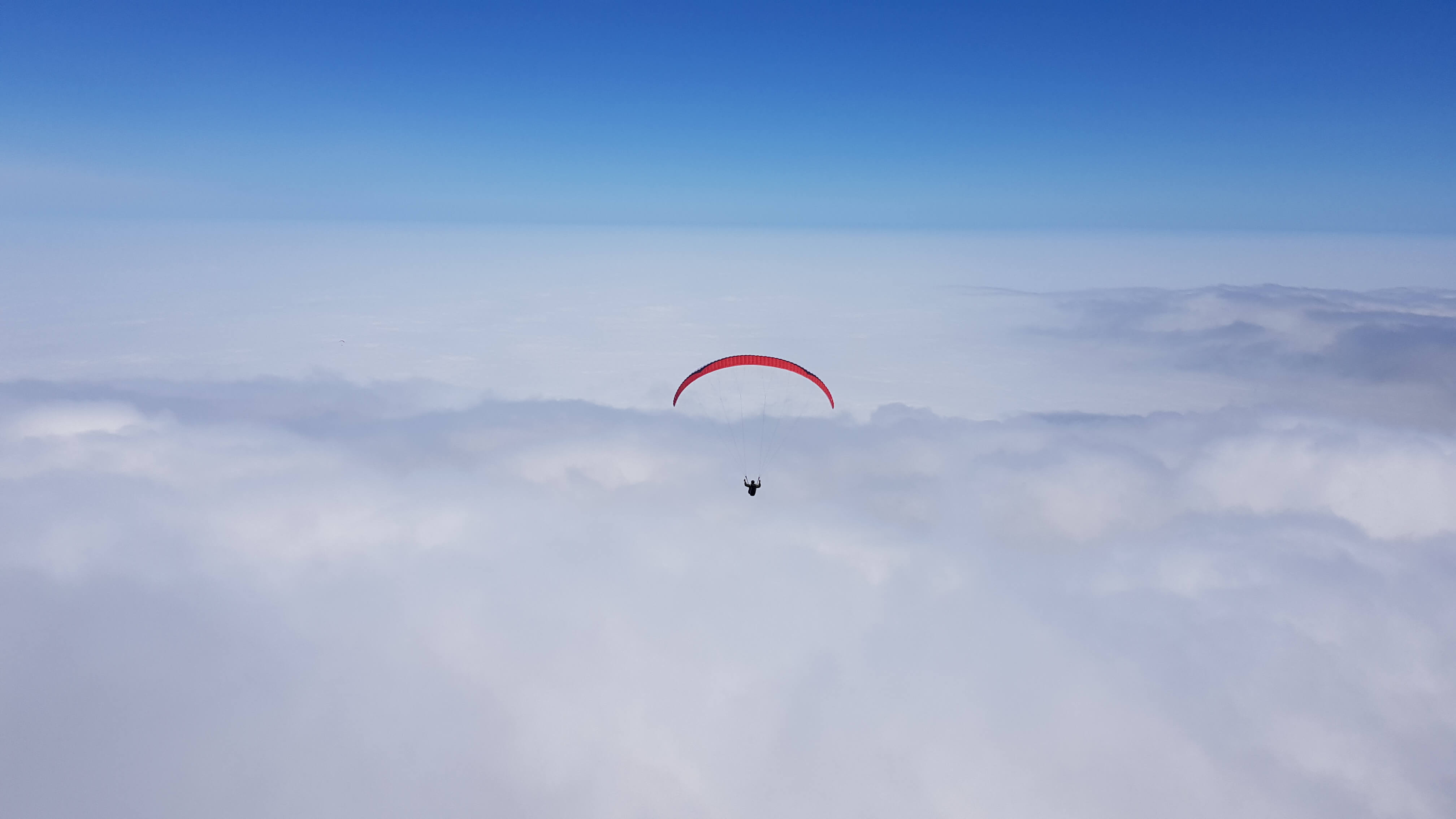 vuelo en parapente sobre nubes blancas sector achinlandia