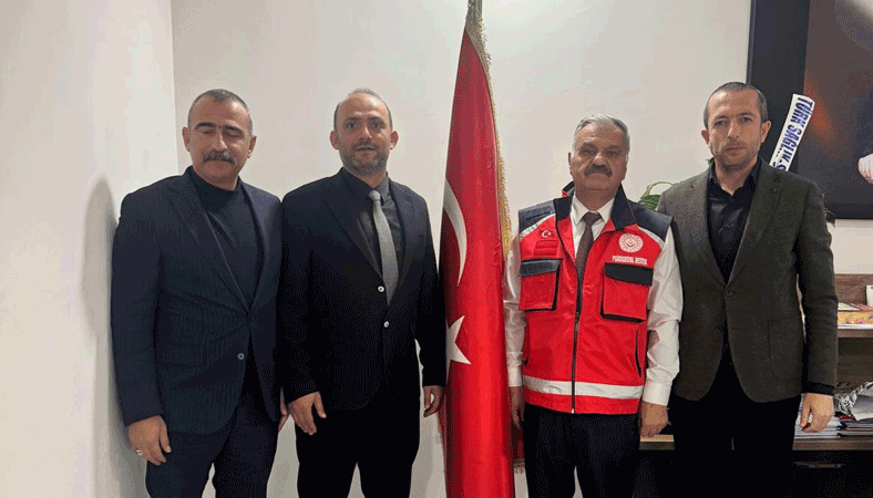 Türk Kamu-Sen Bayburt İl Başkanı Ahmet Çalışkan ve Türk Sağlık-Sen Şube Başkanı Erdi Şentürk, Sosyal Hizmet Merkezi Müdürü Caferi Tayyar İğdir’i ziyaret ederken.