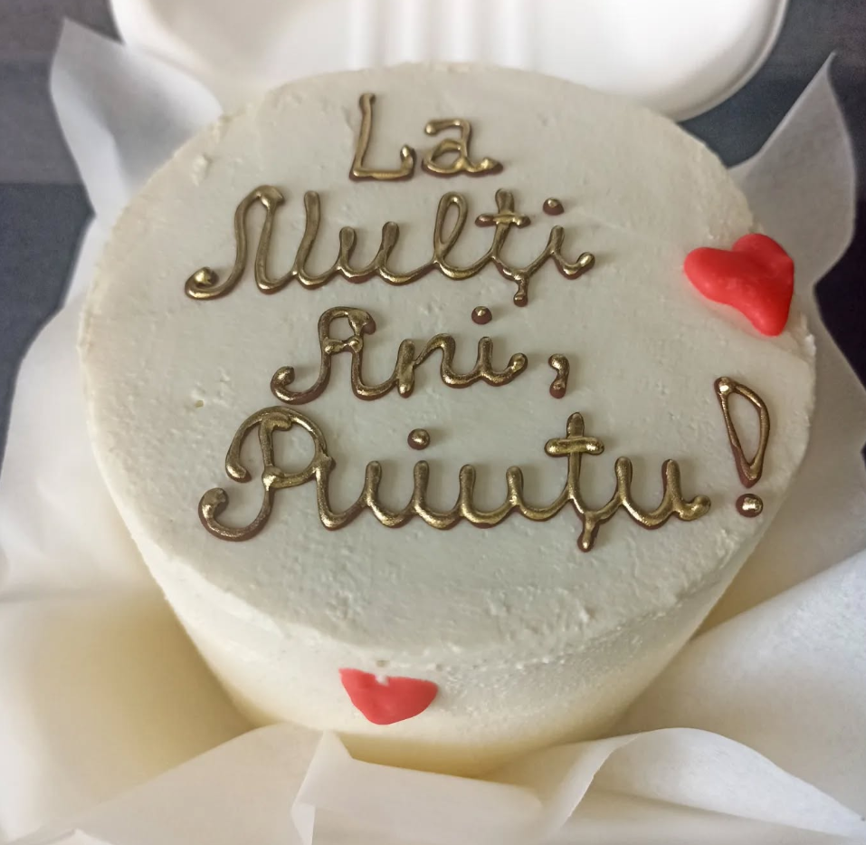 Tort Bento cu Mesaj Auriu și Inimioare
