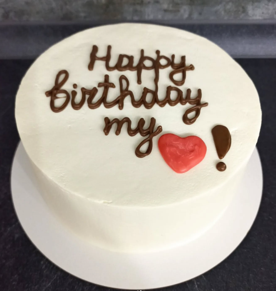 Tort Minimalist cu Mesaj Scris Manual și Inimioară