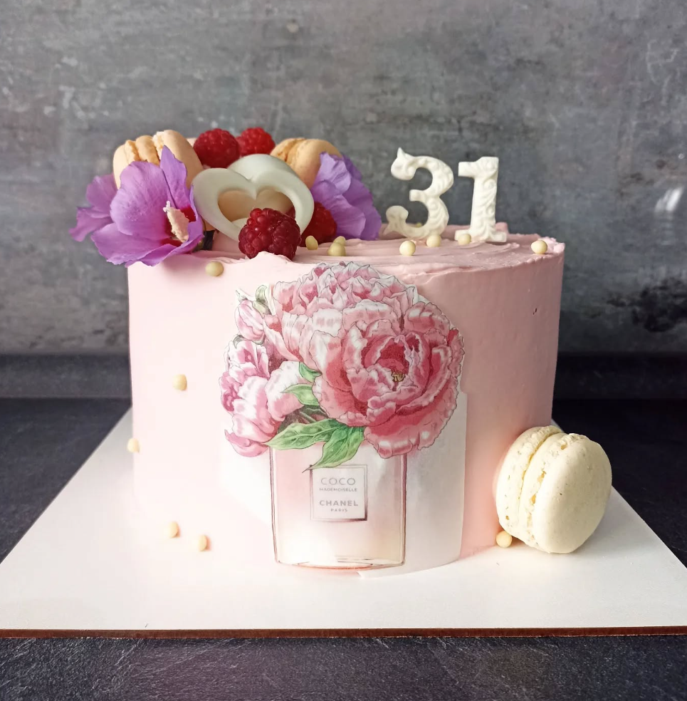 Tort Chanel cu Bujori, Macarons și Zmeură