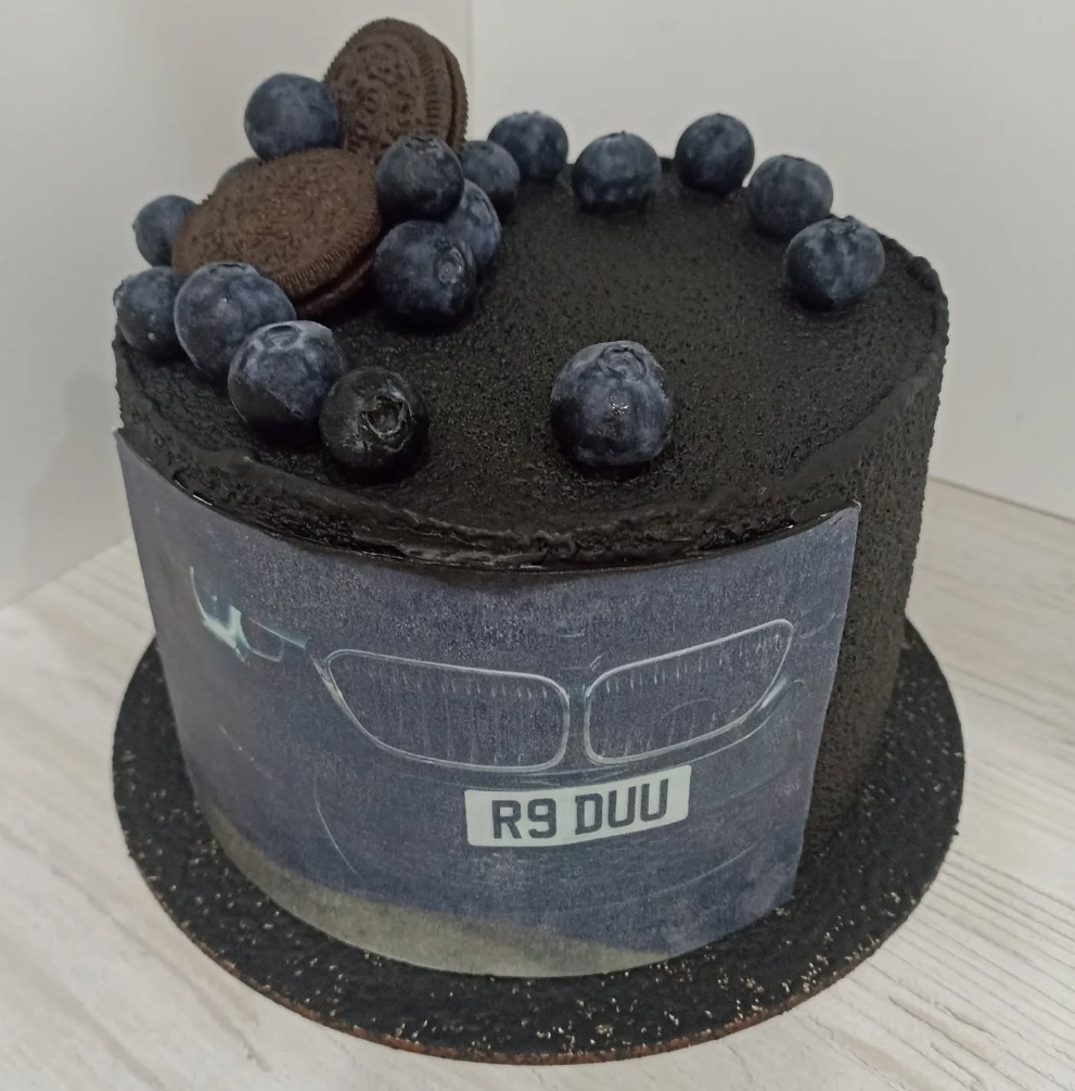 Tort Tematic BMW cu Oreo și Afine