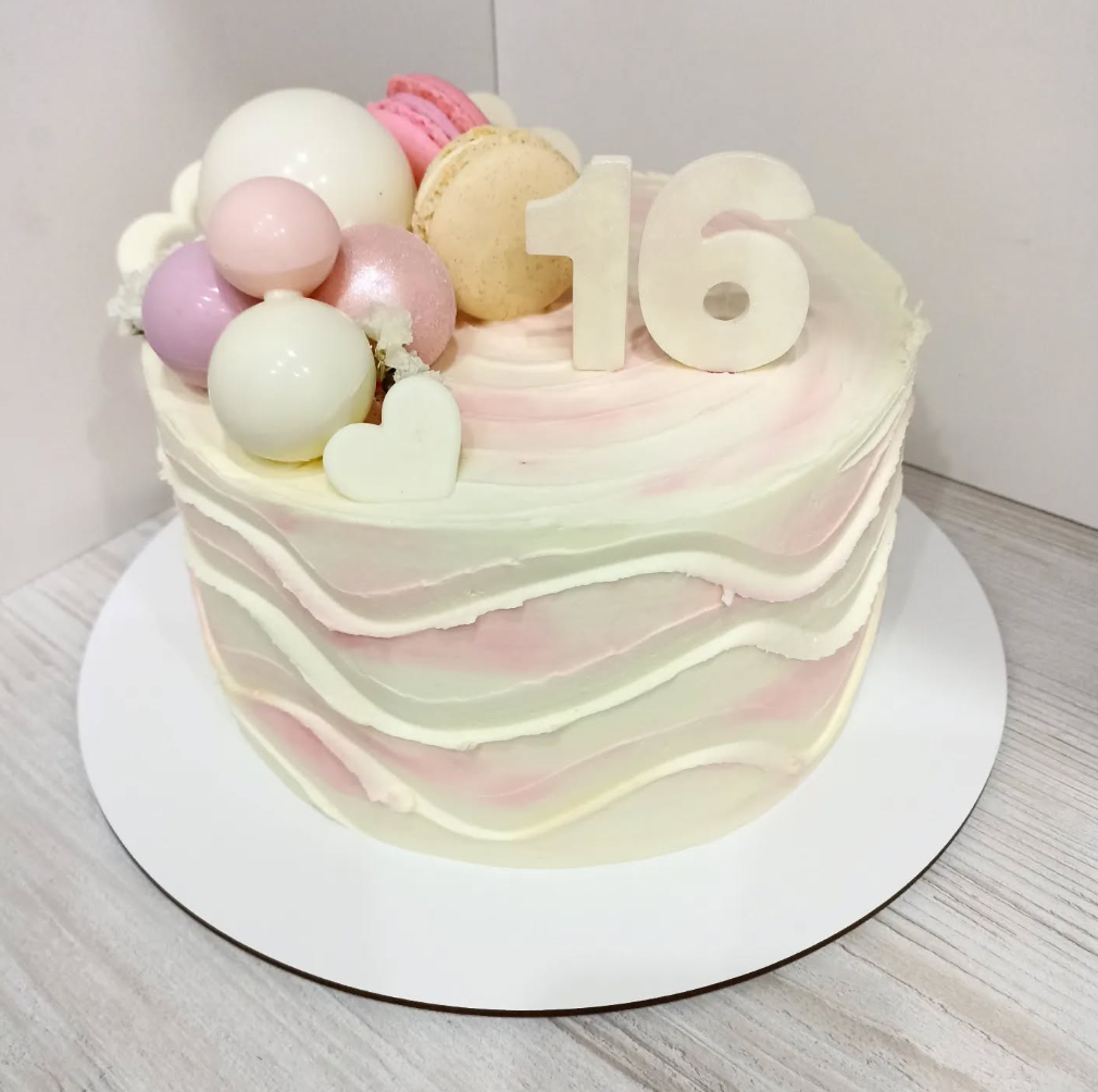 Tort Aniversar 16 Ani cu Macarons și Sfere de Ciocolată