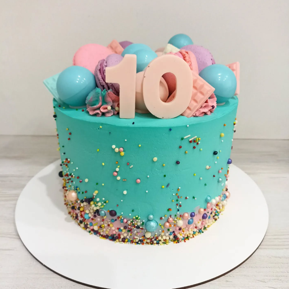 Tort Turcoaz Aniversar 10 Ani cu Sfere si Macarons