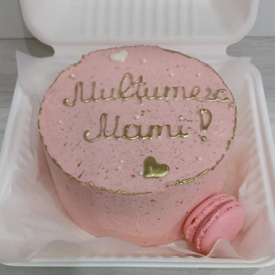 Bento Cake Roz cu Mesaj Auriu și Macaron