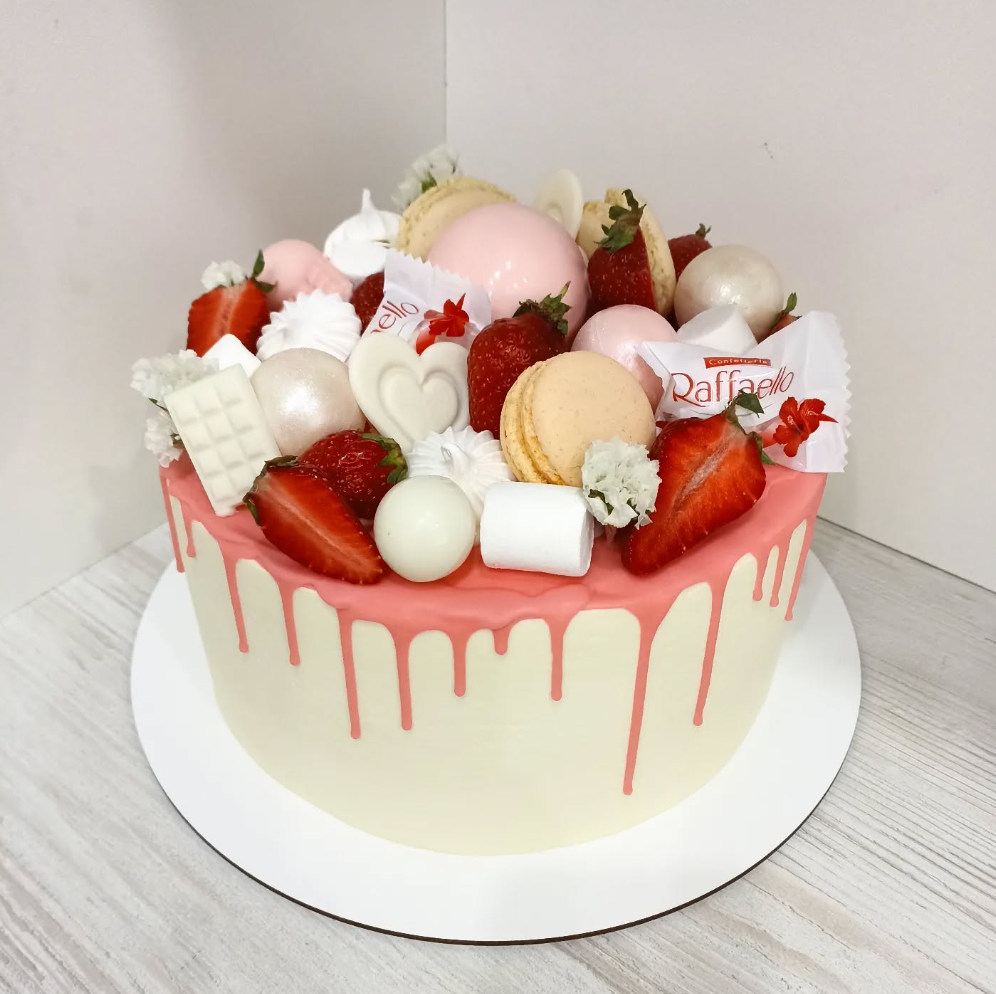 Tort cu Drip Roz, Căpșuni și Mix Dulciuri Premium
