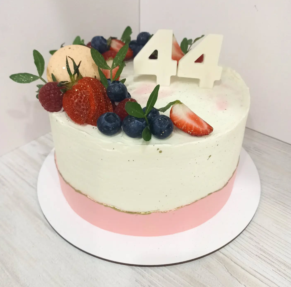 Tort Aniversar cu Fructe, Macarons și Cifră 3D