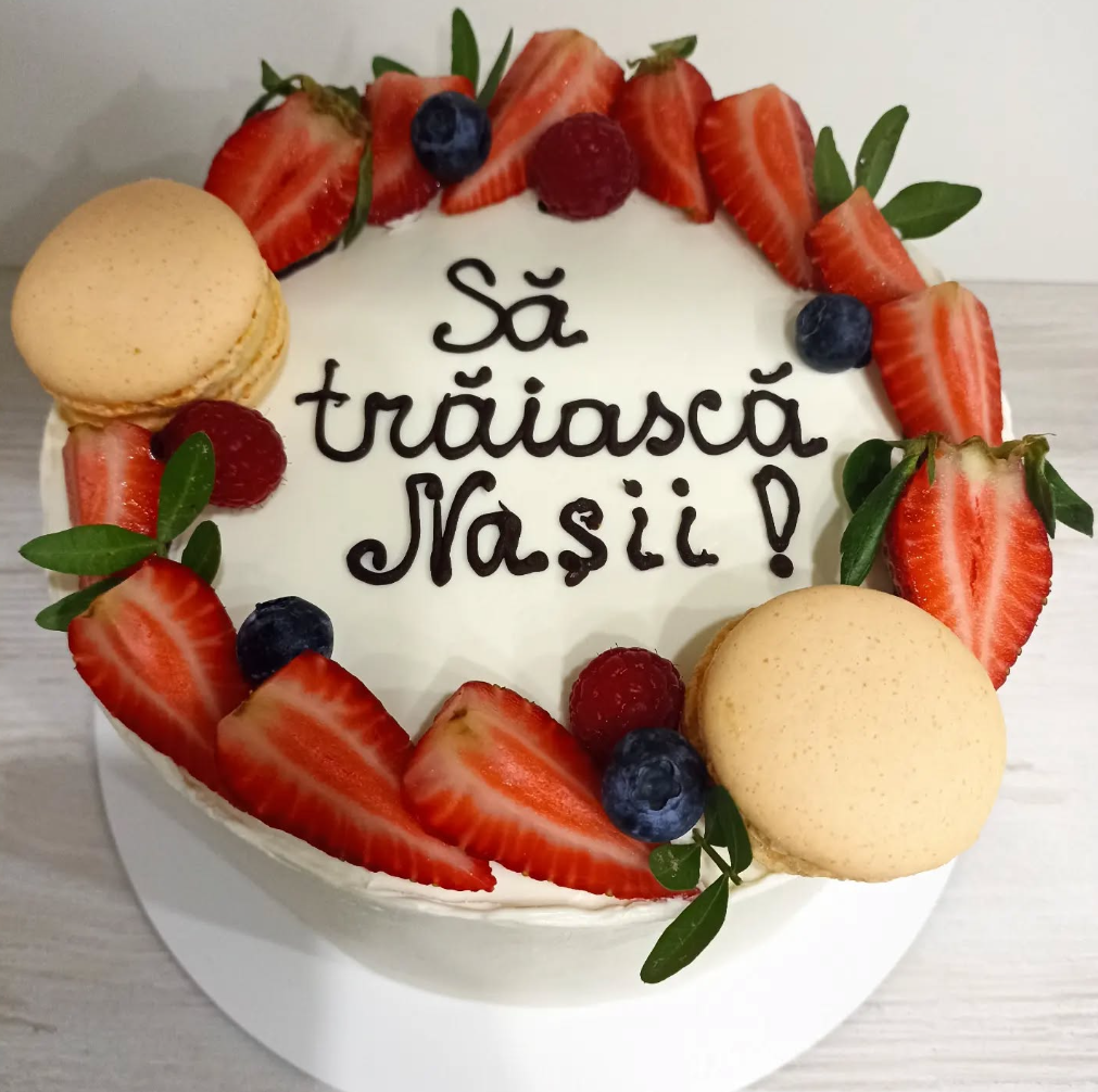 Tort Aniversar cu Coroniță de Fructe, Macarons și Mesaj Manual