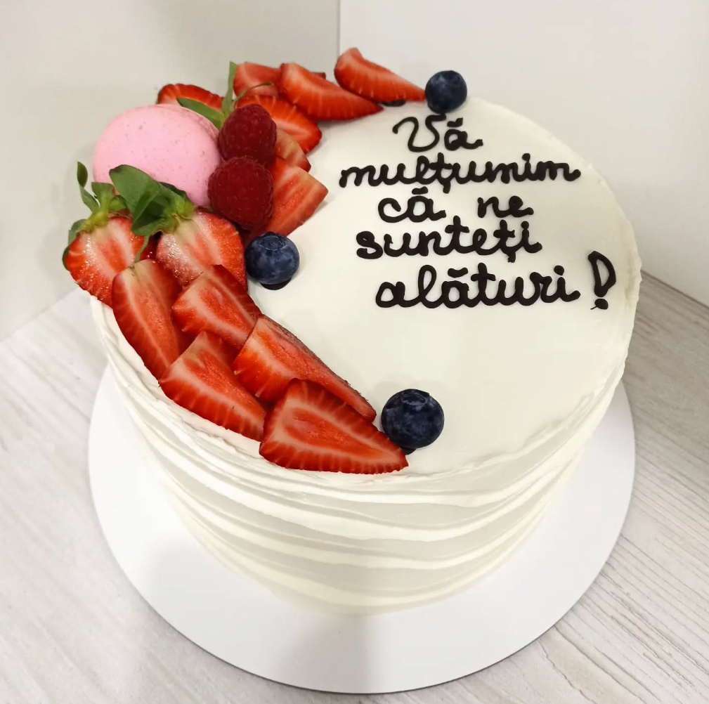 Tort cu Coroniță de Fructe, Macaron și Mesaj Scris