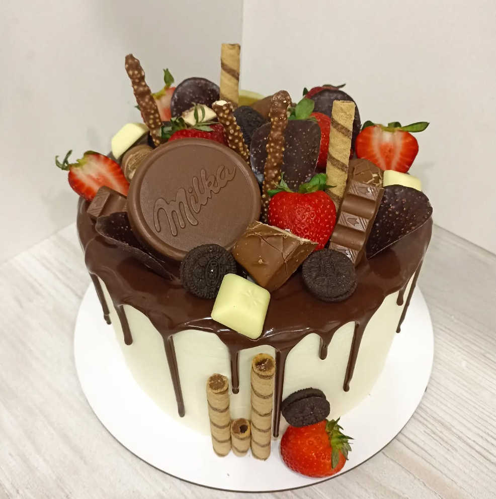 Tort cu Mix de Dulciuri, Căpșuni și Drip de Ciocolată