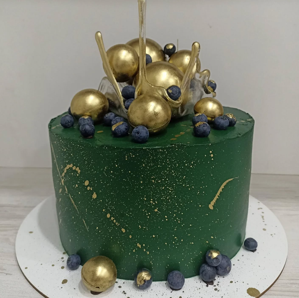 Tort Emerald Gold cu Sfere și Afine