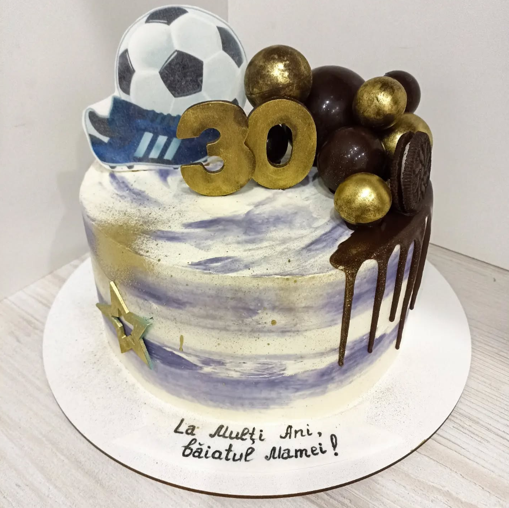 Tort Tematic Fotbal cu Sfere Aurii și Cifră 30