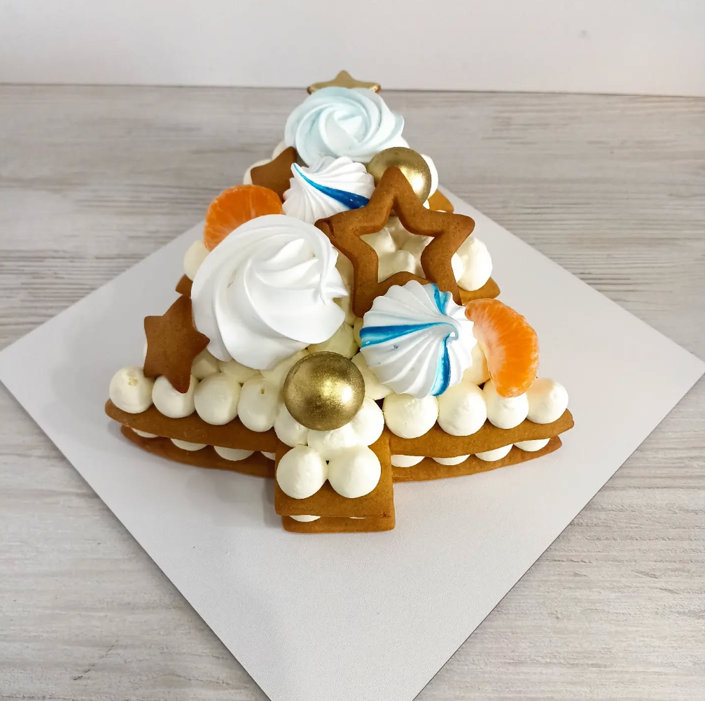 Tort Brad Festiv cu Bezele și Mandarine