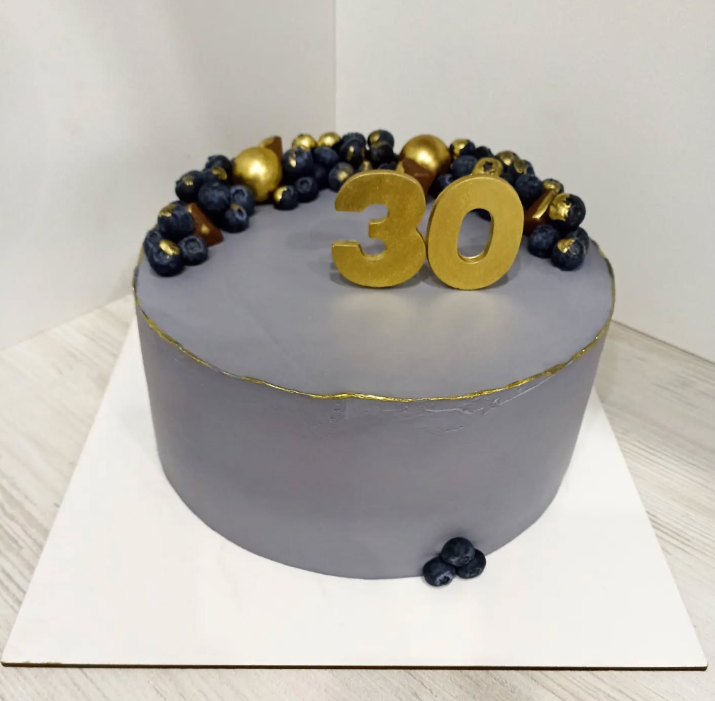 Tort Modern Gri cu Sfere Aurii, Afine și Cifră