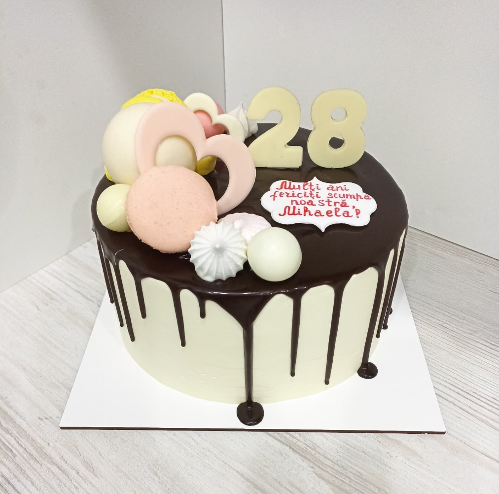 Tort Aniversar cu Drip de Ciocolată, Macarons și Cifre