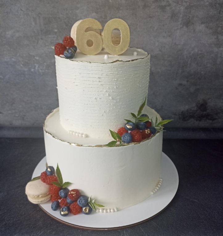 Tort Elegant Etajat: Cifre Aurii, Fructe de Pădure și Macarons