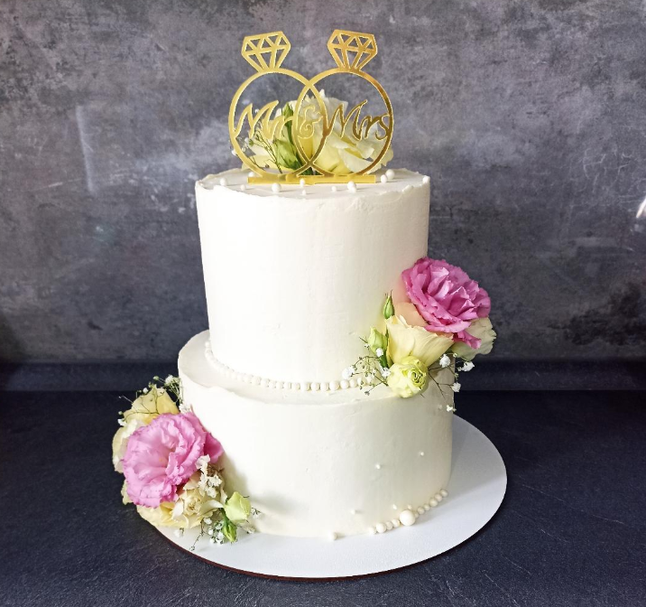 Tort de Nuntă Etajat cu Flori Naturale, Perle și Topper Verighete