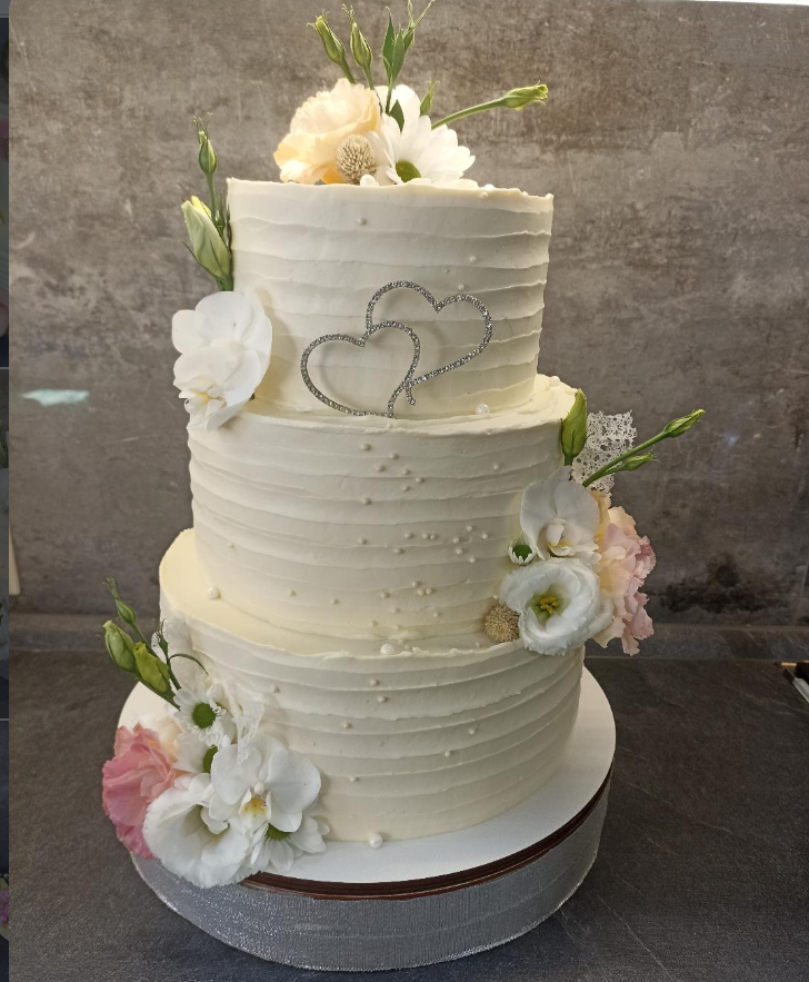 Decor Nuntă Elegant: 3 Etaje, Flori Naturale și Inimi Argintii