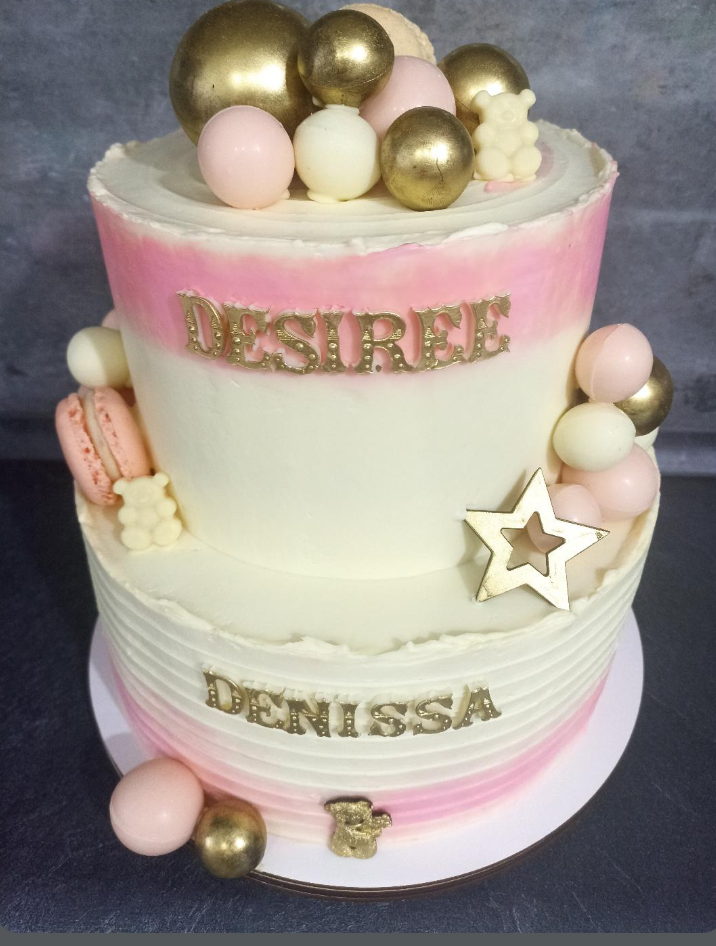 Tort Etajat cu Sfere, Macarons și Nume Aurii
