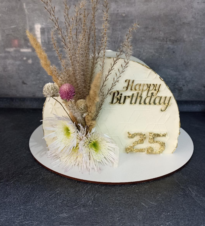 Tort Semicerc Elegant cu Flori Naturale și Cifre Aurii