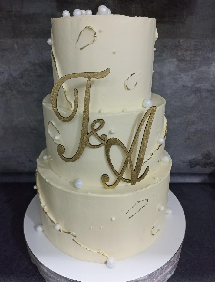 Tort de Nuntă Minimalist cu Foiță de Aur și Inițiale
