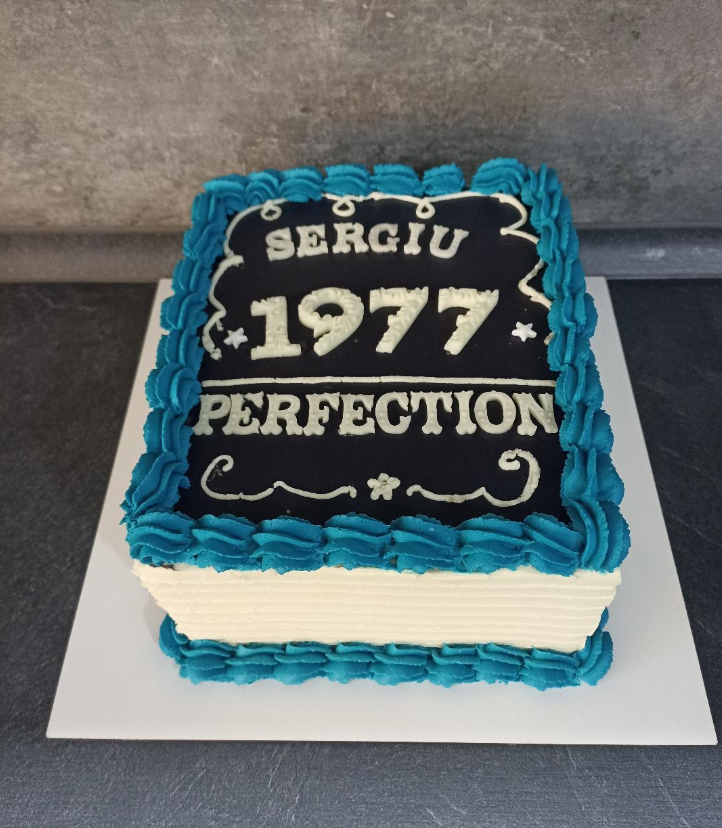 Tort Carte Personalizată: Mesaj, An și Bordură Albastră