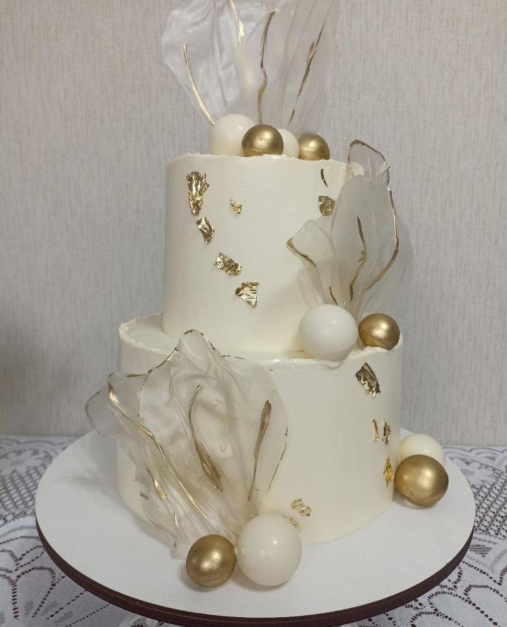 Tort Etajat Elegant cu Vele Translucide și Accente Aurii