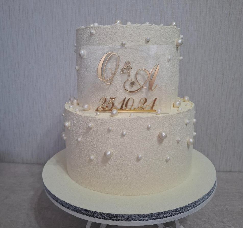 Tort de Nuntă Etajat cu Perle și Topper Personalizat