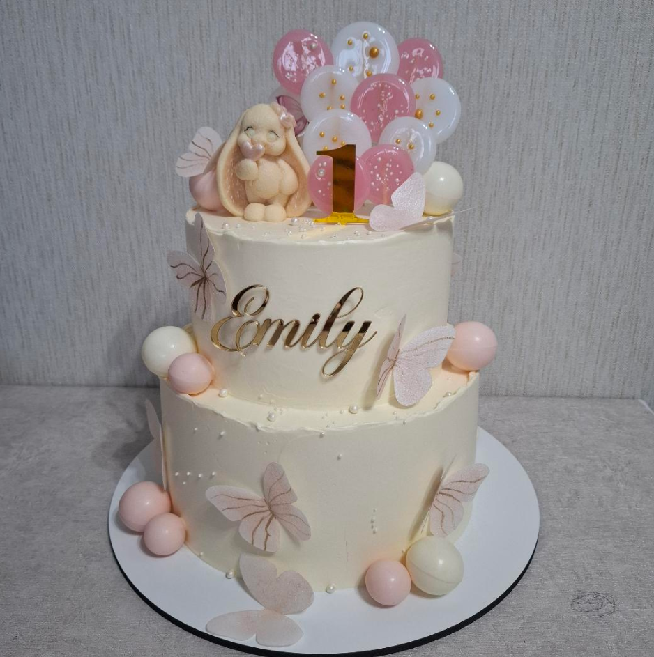 Decor Etajat: Iepuraș 3D, Acadele Isomalt, Fluturi și Nume Auriu