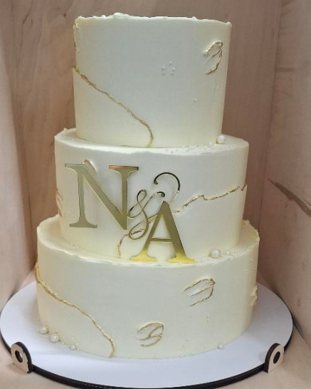 Tort de Nuntă cu Inițiale Aurii și Perle