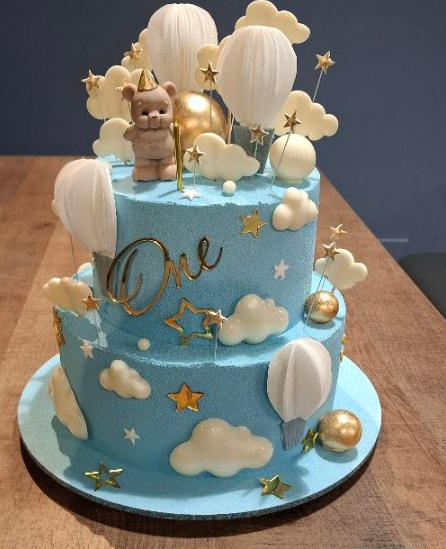 Tort Etajat Baby Blue: Ursuleț, Baloane și Norișori