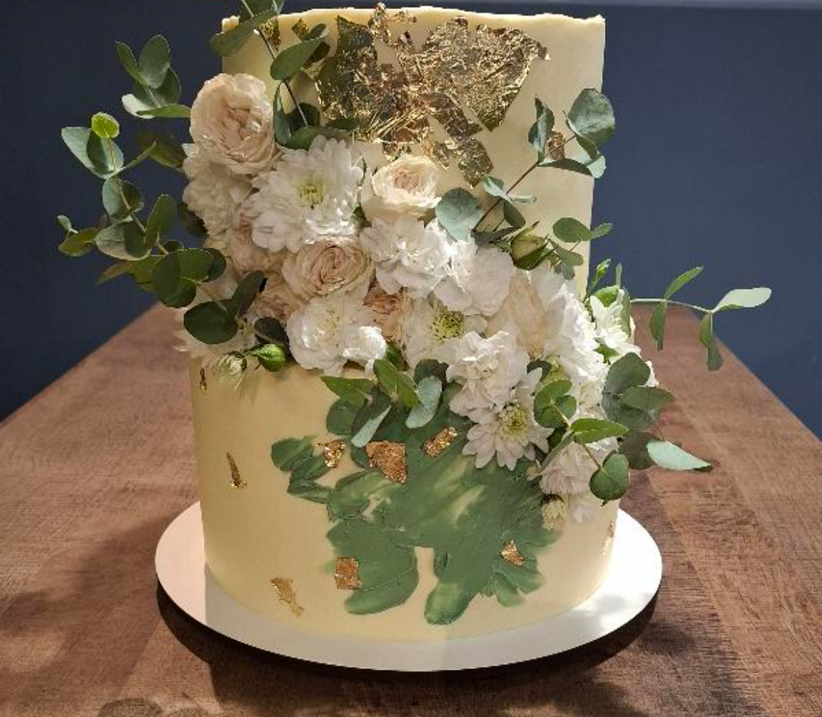 Tort Elegant cu Flori Naturale, Foiță de Aur și Accente Verzi
