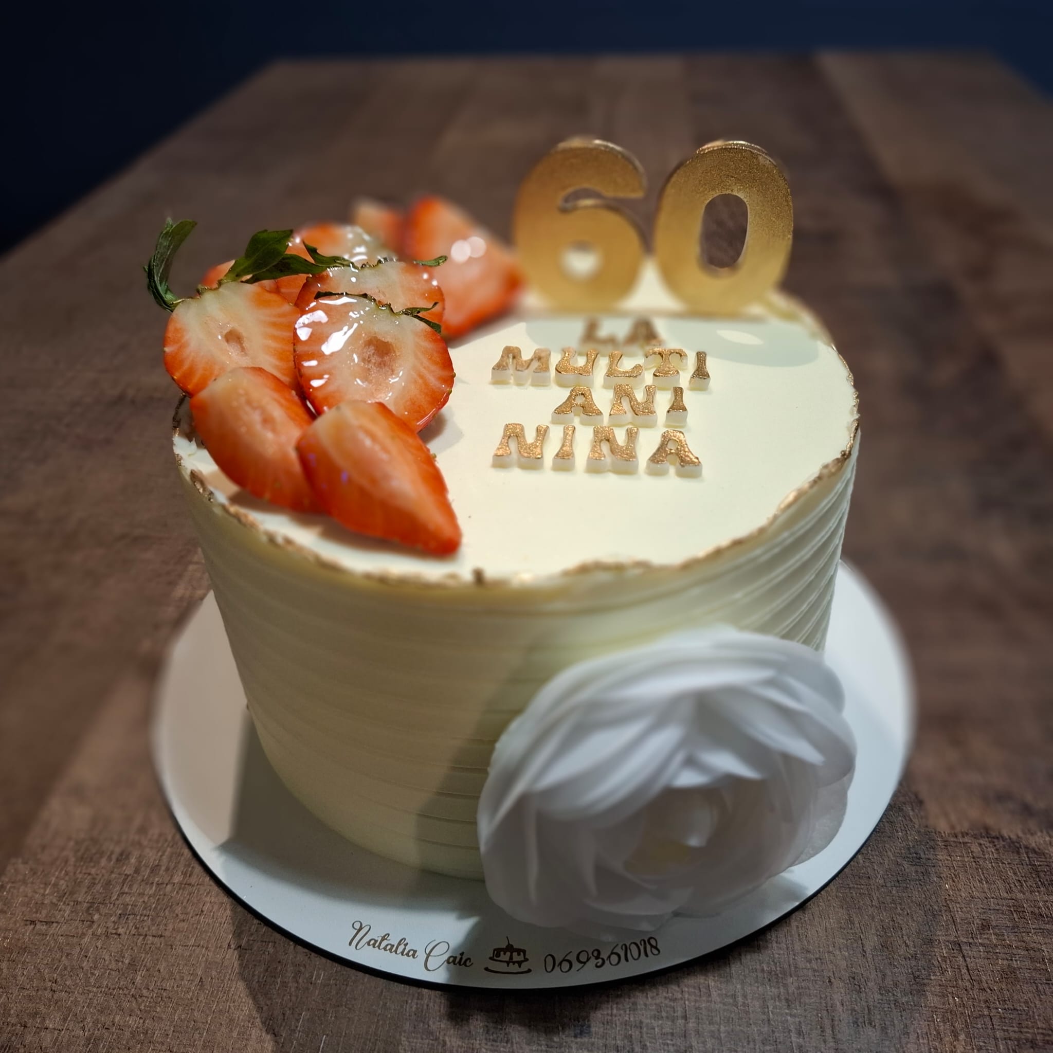 Tort Jubileu 60 Ani: Cifre Aurii, Căpșuni și Floare Albă