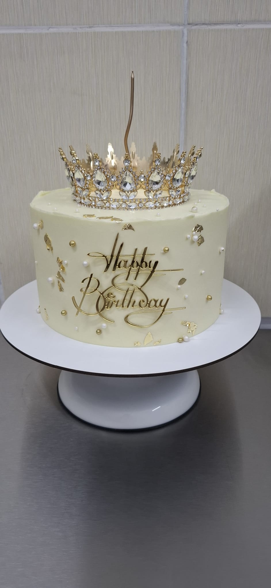 Tort Elegant cu Coroană Aurie, Perle și Foiță de Aur