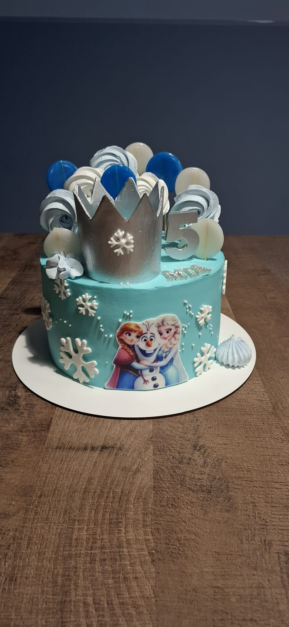 Tort Tematic Frozen cu Coroană Argintie și Personaje