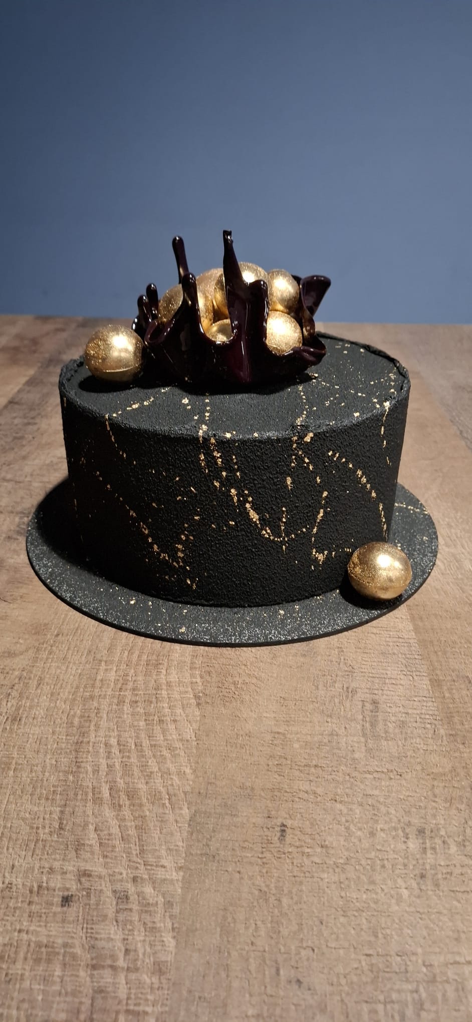 Decor Masculin Premium: Catifea Neagră, Splash Ciocolată și Sfere Aurii