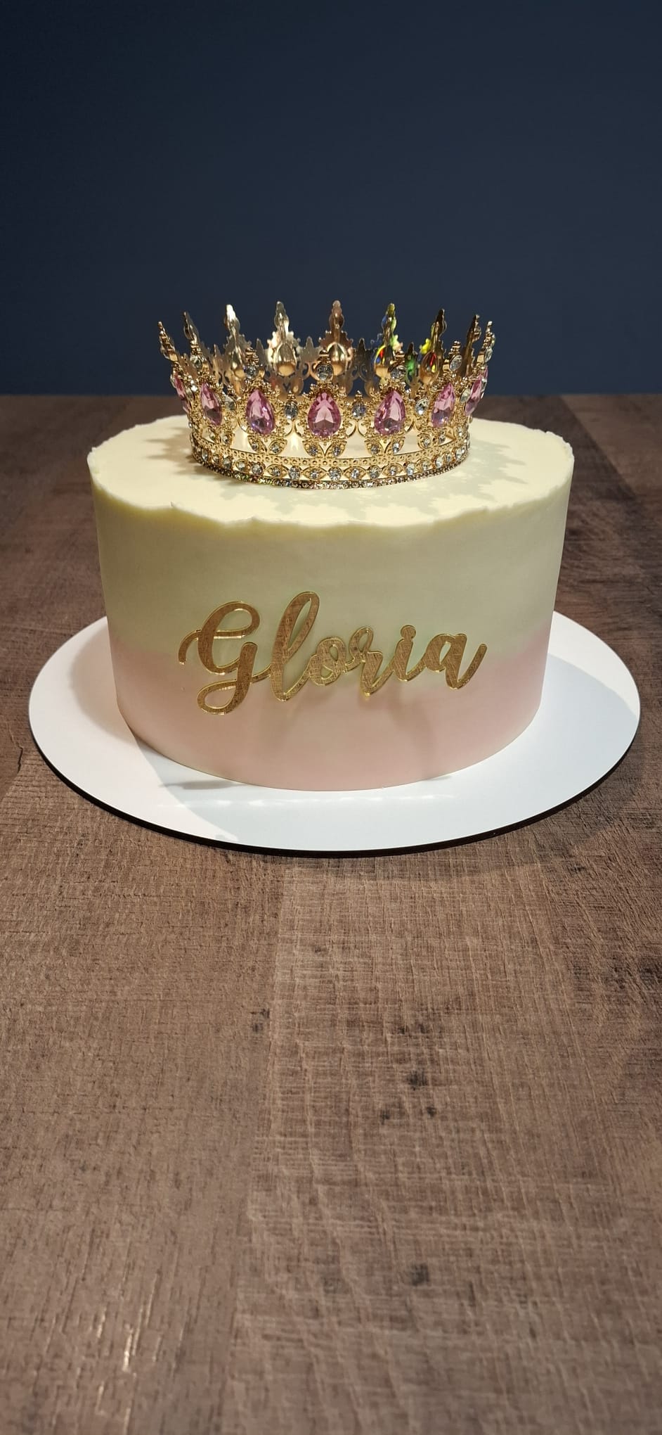 Tort Regal cu Coroană Aurie și Nume Personalizat