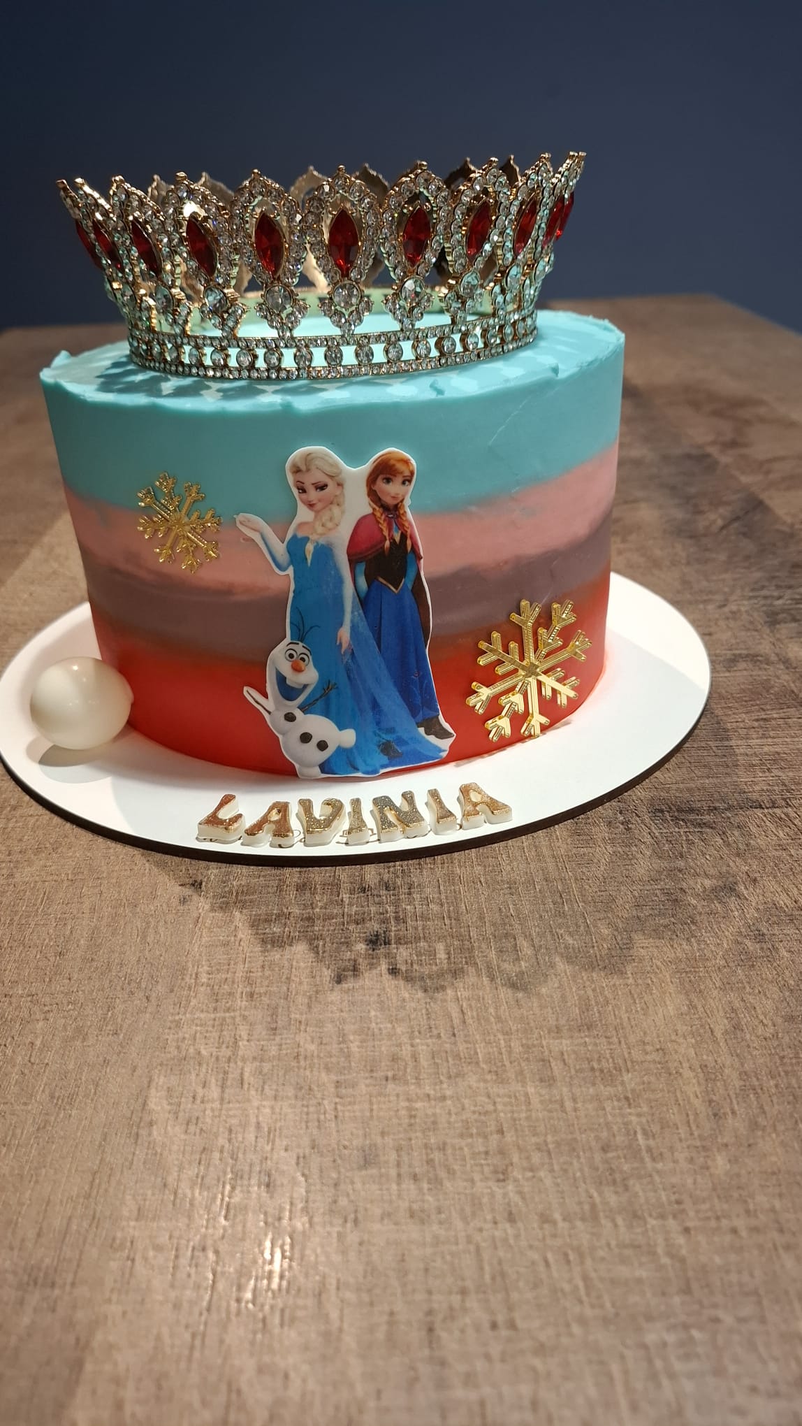 Tort Frozen cu Coroană Regală și Nume Auriu