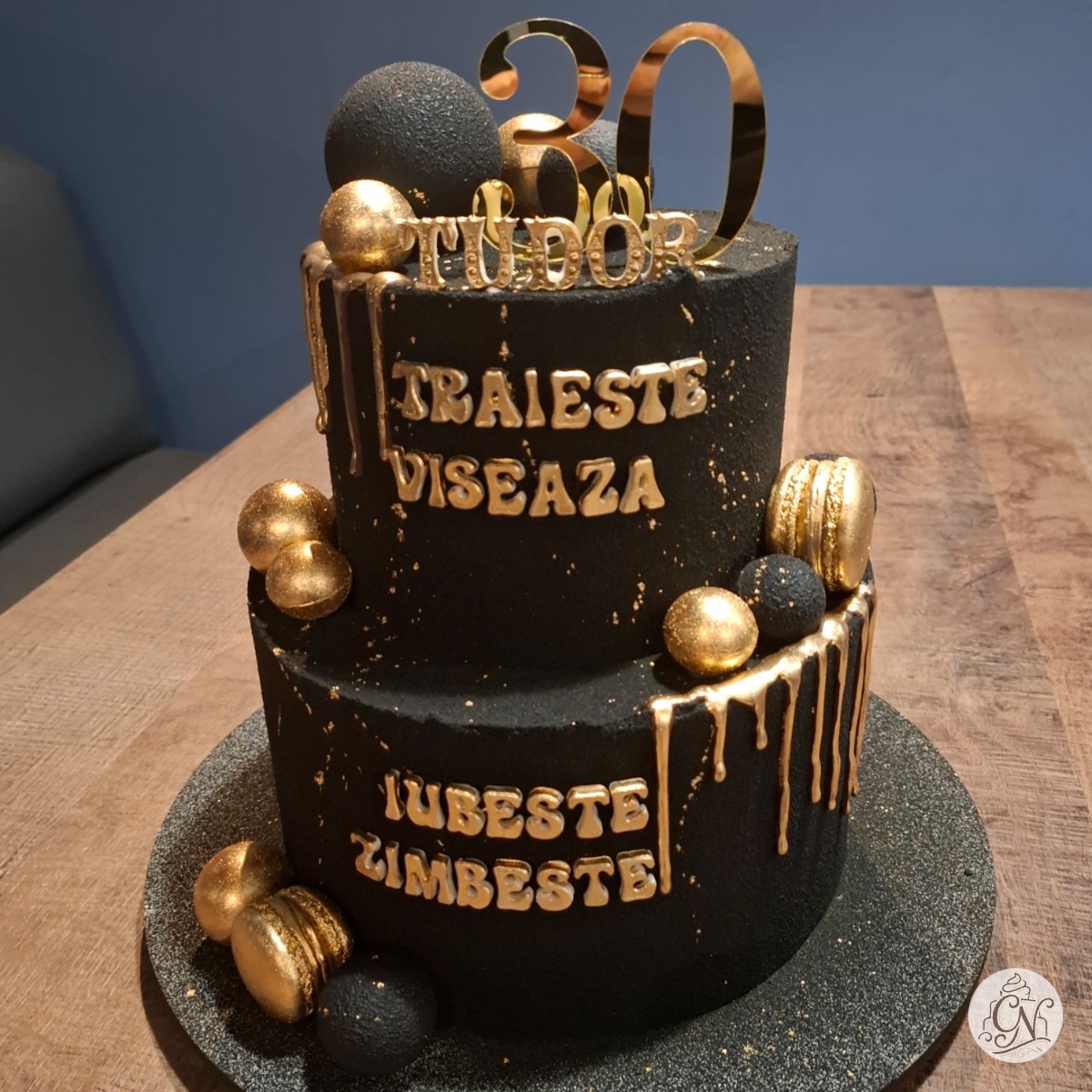 Decor Masculin Premium: Catifea Neagră, Drip Auriu și Mesaj Volumetric