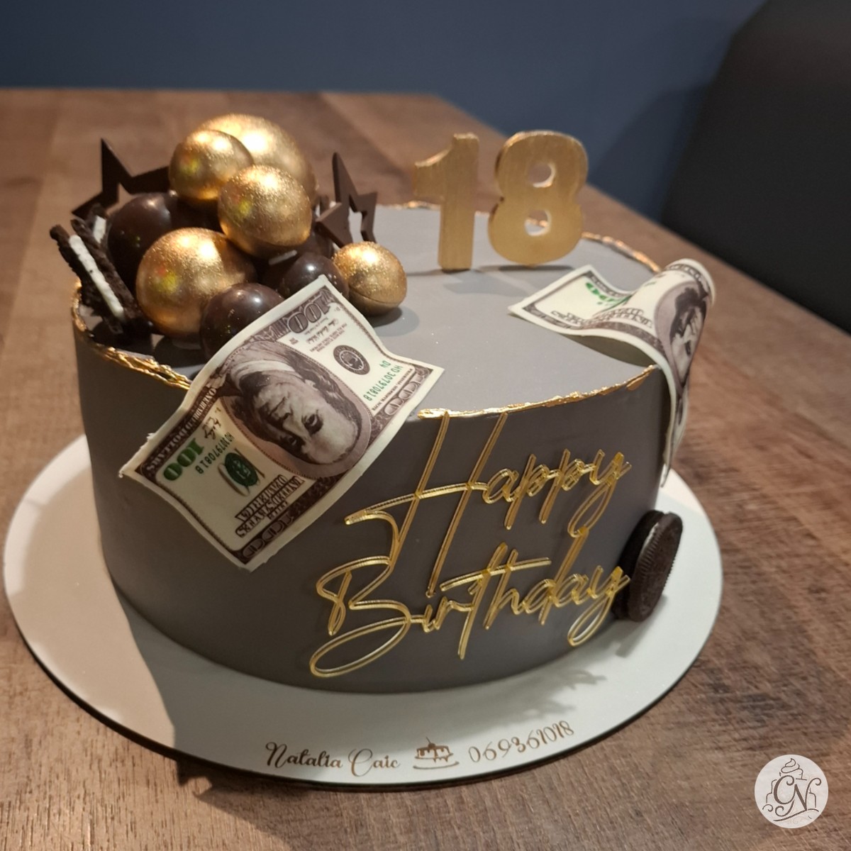 Decor Masculin Premium: Bani Comestibili, Sfere Aurii și Cifră 18