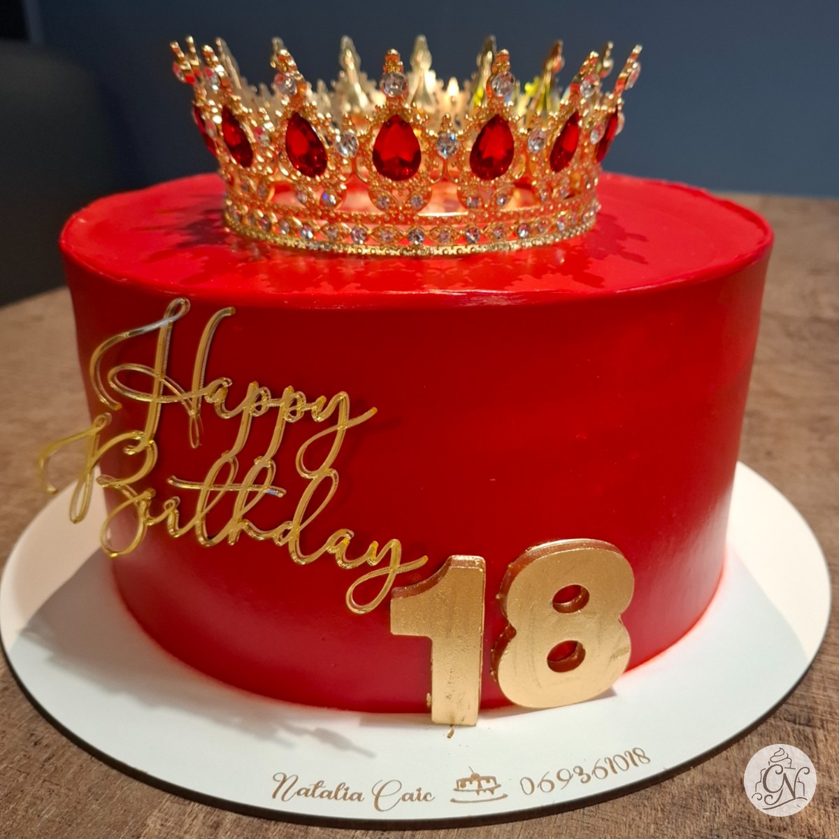 Decor Regal Roșu: Coroană Aurie, Cifre 18 și Topper Mesaj