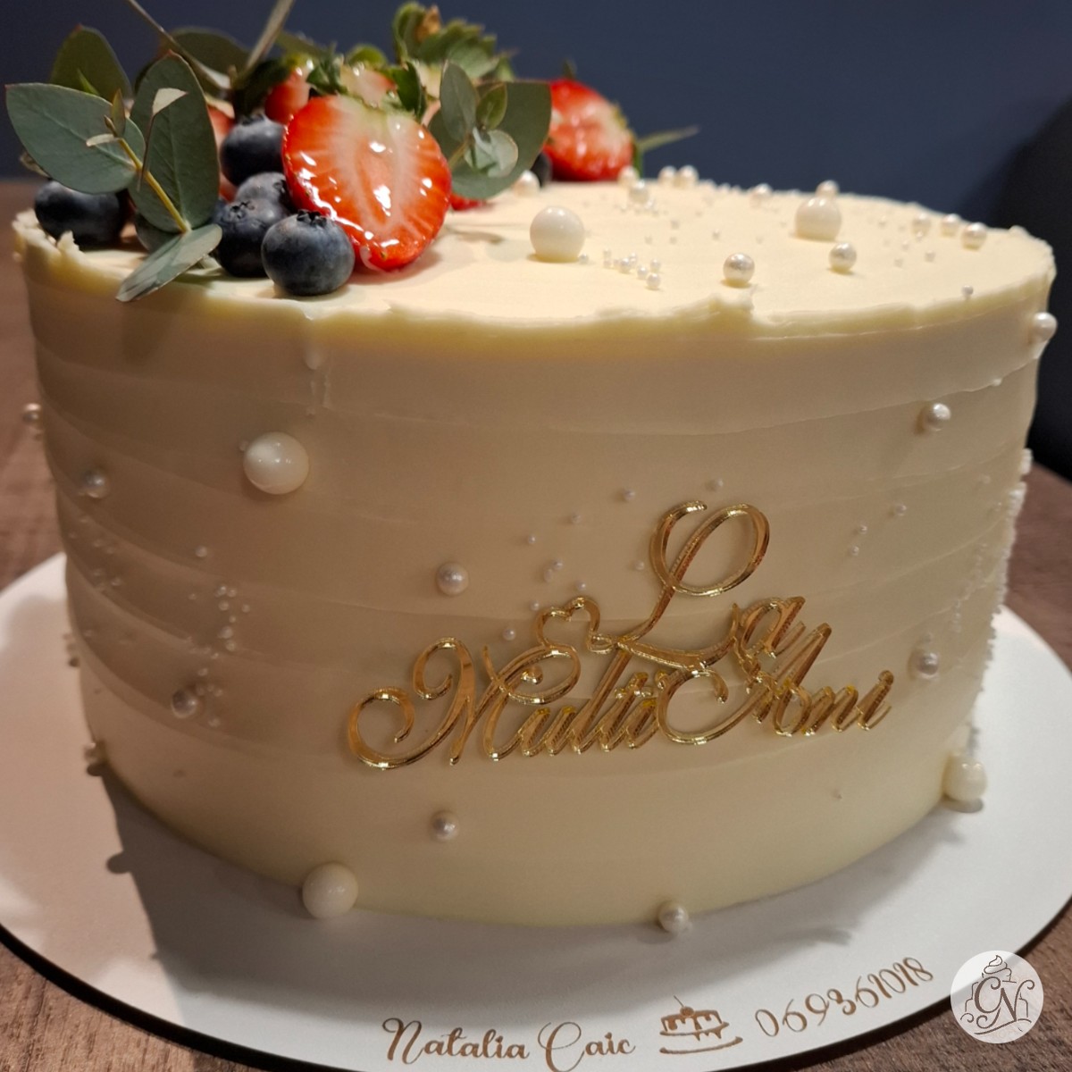 Tort Elegant cu Coroniță de Fructe, Perle și Topper Auriu