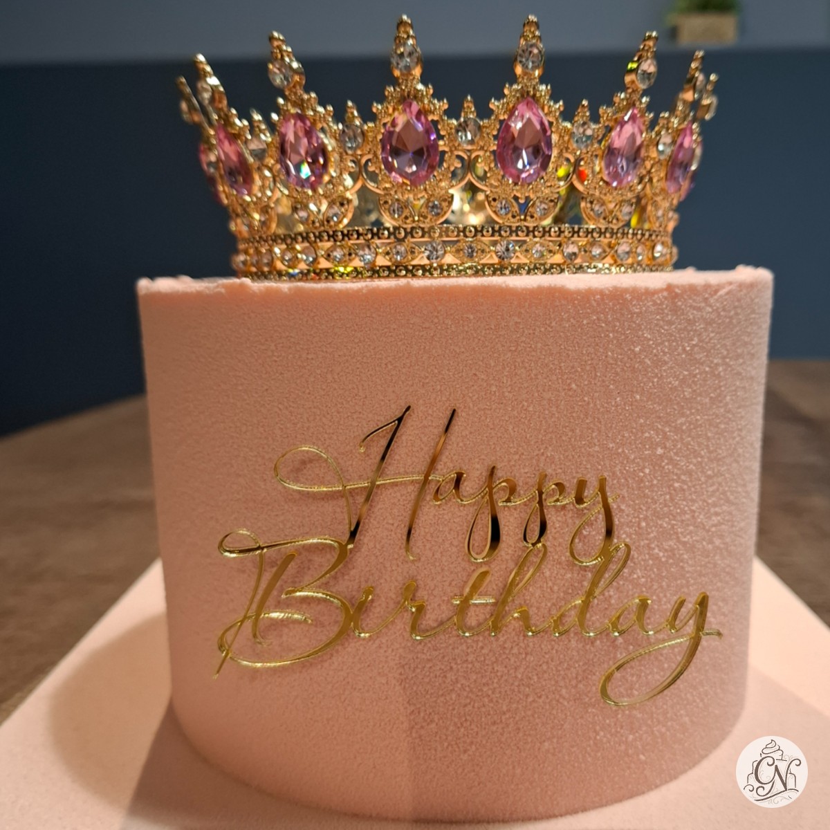 Tort Regal Pink Velvet cu Coroană și Topper Auriu