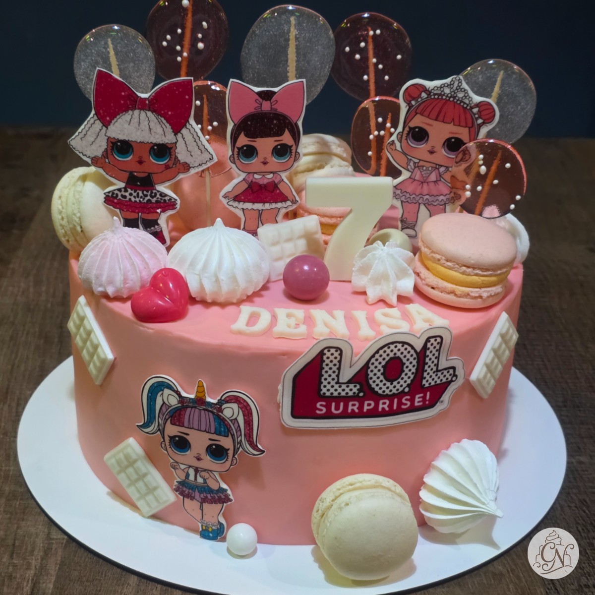 Tort Tematic LOL Surprise: Personaje Vafă, Acadele și Macarons