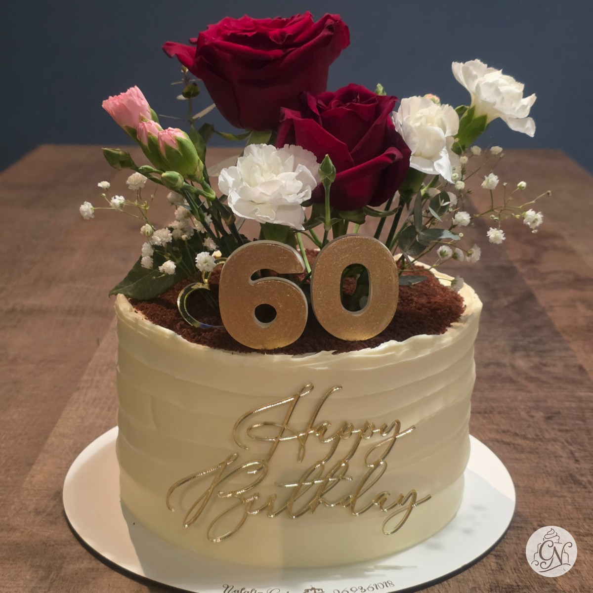 Tort Jubileu 60: Flori Naturale și Accente Aurii